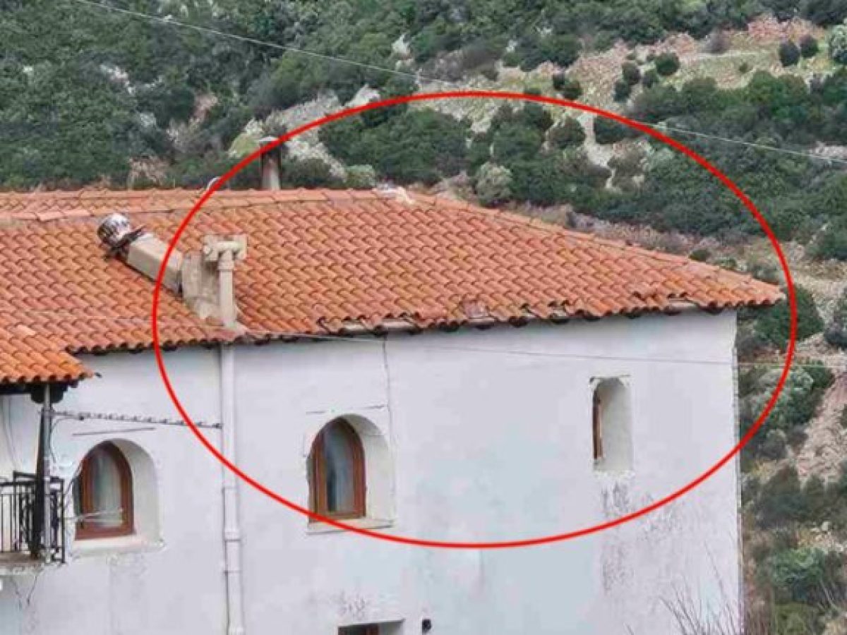 Ναυπακτία:Πεσμένη καμινάδα και σπασμένα κεραμίδια στη Μονή Τιμίου Προδρόμου Βομβοκούς από την κακοκαιρία