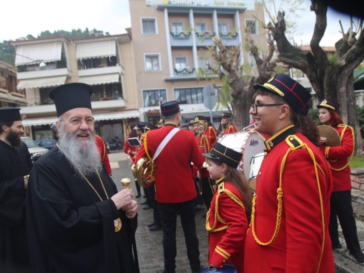 Ναύπακτος: Tα κάλαντα της Πρωτοχρονιάς στον Μητροπολίτη Ιερόθεο