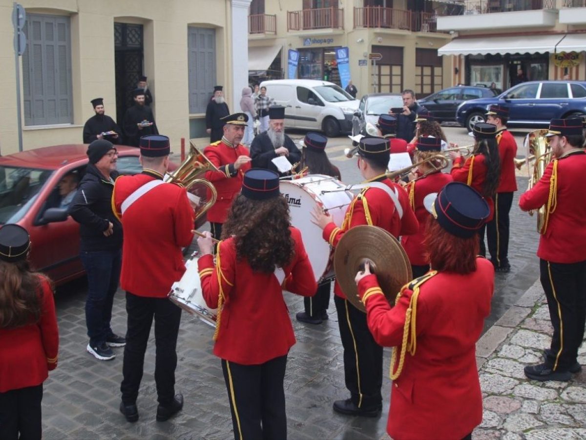 Ναύπακτος: Έψαλαν τα κάλαντα στον Μητροπολίτη Ιερόθεο