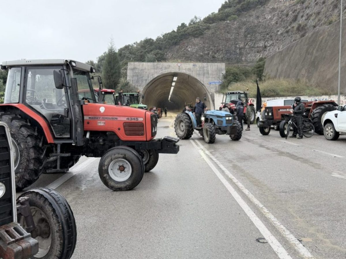 Ναύπακτος: Αγρότες απέκλεισαν τη σήραγγα Ξηροπηγάδου, κάνοντας στάση αναμονής