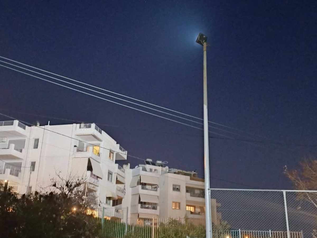 Νέα Μάκρη: Προβολέας στο γηπεδάκι της Ανατολής… επαναστάτησε και φωτίζει τον δρόμο αντί για τις μπασκέτες