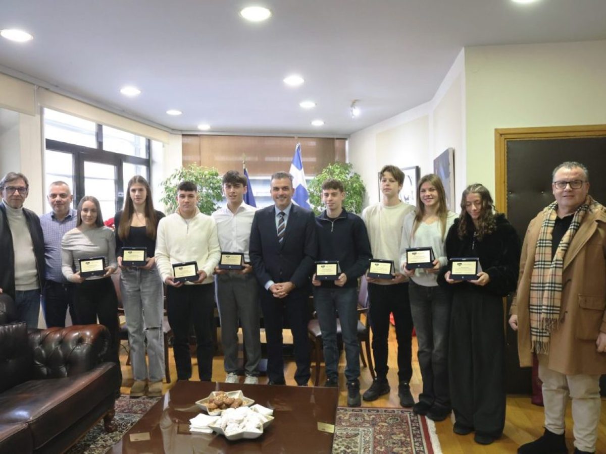 Νεαρούς αθλητές και αθλήτριες του ΝΟΛ βράβευσε ο Δήμαρχος Λαρισαίων – Θ.Μαμάκος: «Είστε το παρόν και το μέλλον της Λάρισας»