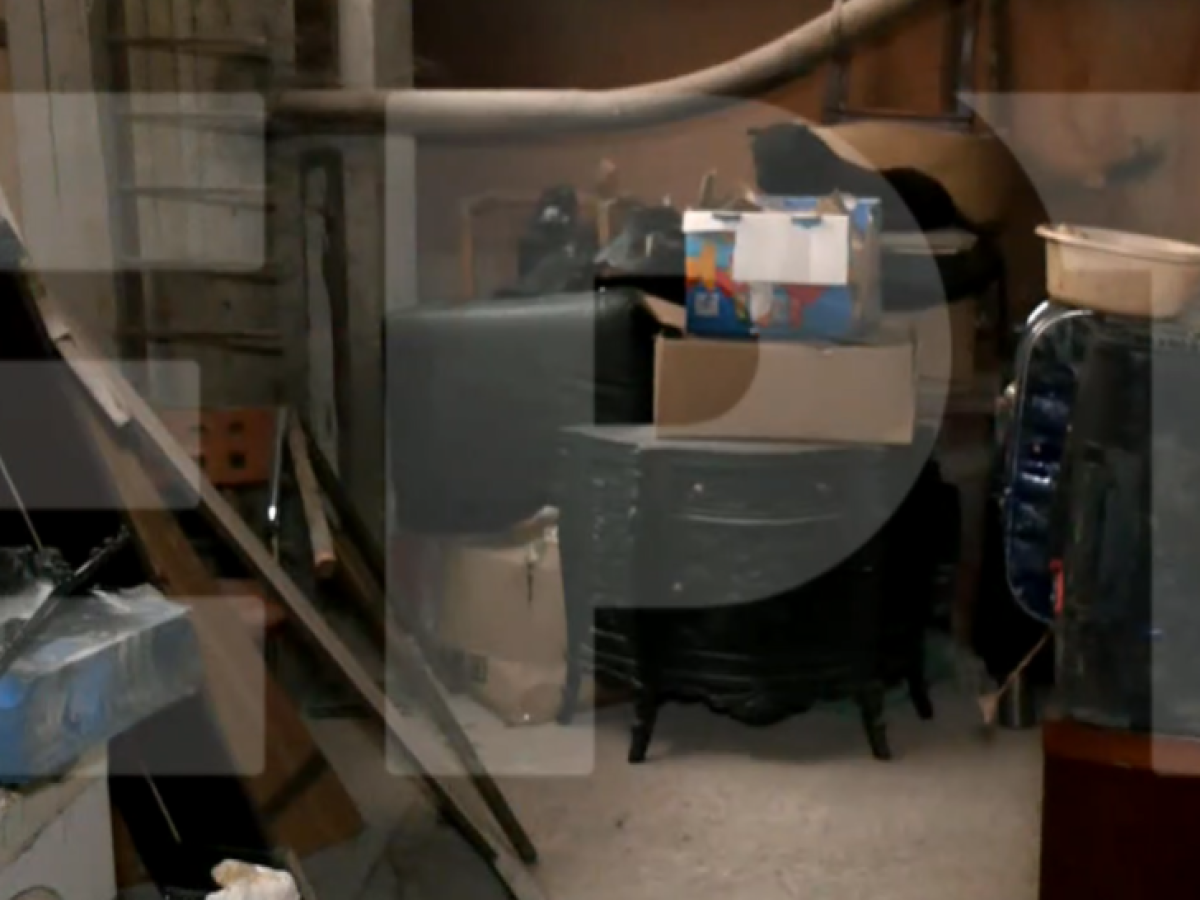 Νεκρές δύο γυναίκες σε πολυκατοικία στη Θεσσαλονίκη – Τι κατέγραψε ο φακός της ΕΡΤ στο υπόγειο που βρέθηκαν