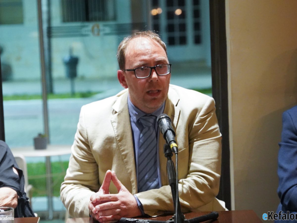 Νίκος Ανουσάκης: Οι “αλλόκοτες βραβεύσεις” της παρακμής φανερώνουν το τέλος της εποχής Μιχαλάτου