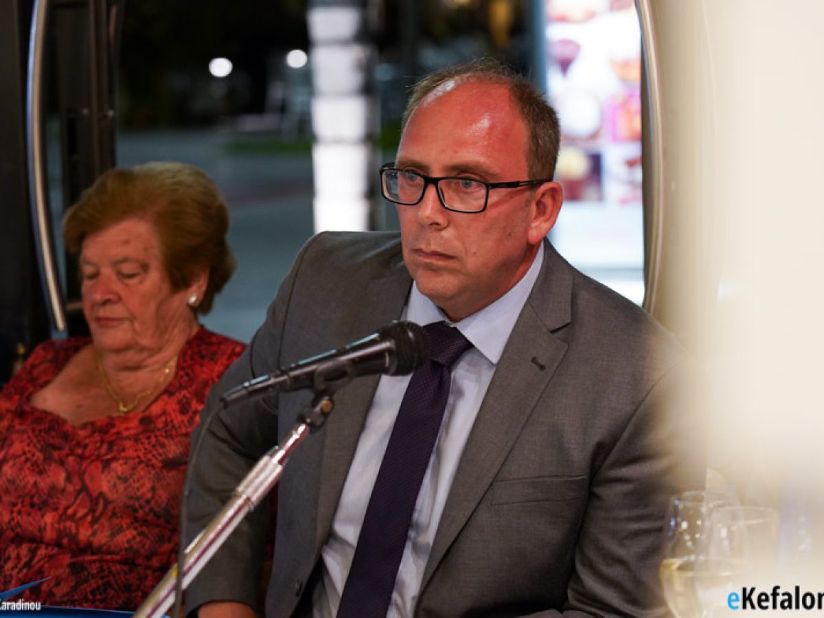 Νίκος Ανουσάκης: Το πολιτικό «τανγκό» της παρακμής και το τέλος της εποχής Μιχαλάτου