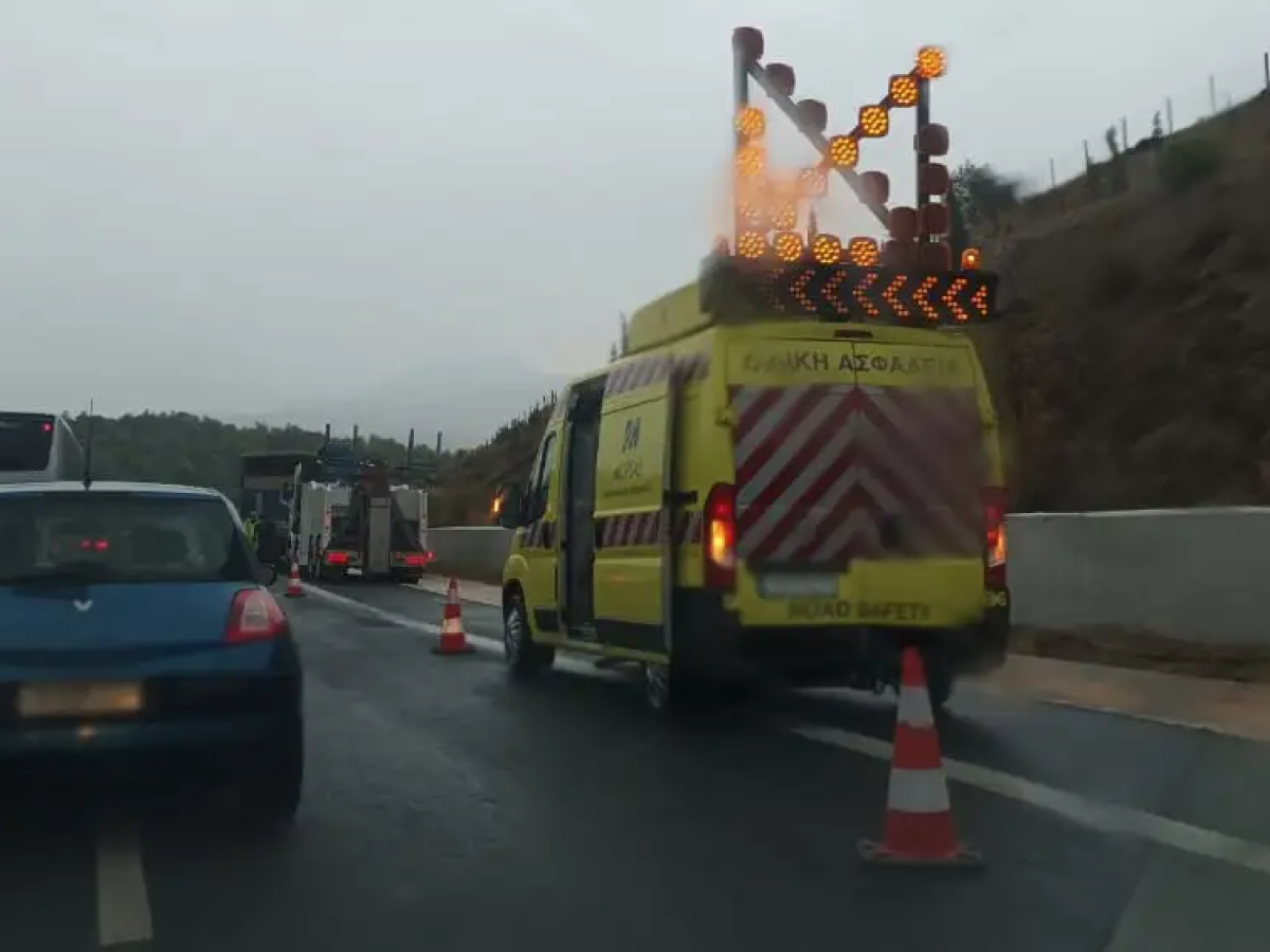 Νταλίκα «καρφώθηκε» στις μπάρες στο Δερβένι!