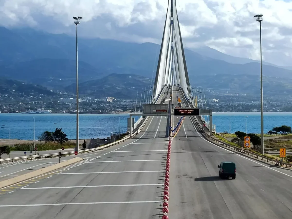 Νταλίκα συγκρούστηκε με μοτοσικλέτα στη Γέφυρα Ρίου-Αντιρρίου – Σοβαρά τραυματίας μοτοσικλετιστής (βίντεο)