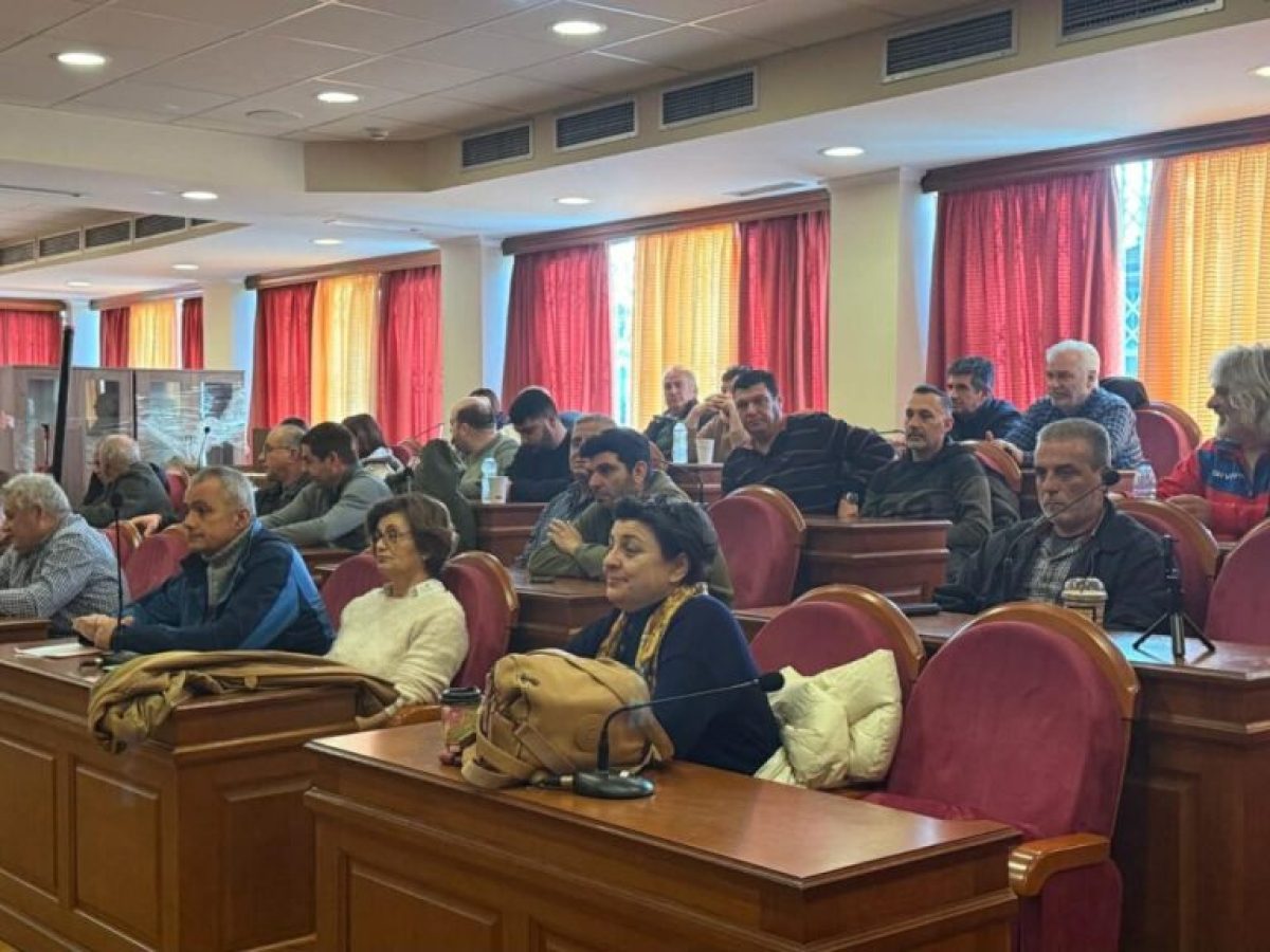 &Omicron;&Alpha;&Sigma; &Alpha;&iota;&tau;&omega;&lambda;&omicron;&alpha;&kappa;&alpha;&rho;&nu;&alpha;&nu;ί&alpha;&sigmaf; &pi;&rho;&omicron;&sigmaf; &Phi;&alpha;&rho;&mu;ά&kappa;&eta;: &laquo;&Mu;&alpha;&zeta;έ&psi;&tau;&epsilon; &tau;&omicron;&nu; &Theta;. &Mu;&alpha;&upsilon;&rho;&omicron;&mu;&mu;ά&tau;&eta; &ndash; &Omicron;&iota; &alpha;&gamma;&rho;ό&tau;&epsilon;&sigmaf; &delta;&epsilon;&nu; &phi;&iota;&mu;ώ&nu;&omicron;&nu;&tau;&alpha;&iota;&raquo;