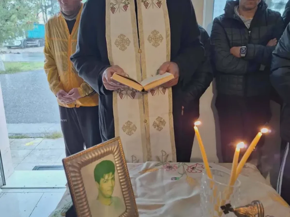 &Omicron; Ά&gamma;&iota;&omicron;&sigmaf; &Gamma;&epsilon;ώ&rho;&gamma;&iota;&omicron;&sigmaf; &Mu;&alpha;&lambda;ώ&nu;&alpha;&sigmaf; &tau;ί&mu;&eta;&sigma;&epsilon; &tau;&eta;&nu; &mu;&nu;ή&mu;&eta; &tau;&omicron;&upsilon; &Pi;&alpha;&nu;&alpha;&gamma;&iota;ώ&tau;&eta; &Tau;&rho;&iota;&gamma;έ&nu;&eta; &mu;&epsilon; &tau;&rho;&iota;&sigma;ά&gamma;&iota;&omicron;, &omicron; &phi;&iota;&lambda;&iota;&kappa;ό&sigmaf; &alpha;&gamma;ώ&nu;&alpha;&sigmaf; &tau;&omega;&nu; &pi;&alpha;&lambda;&alpha;&iota;&mu;ά&chi;&omega;&nu; &sigma;&epsilon; &nu;έ&alpha; &eta;&mu;&epsilon;&rho;&omicron;&mu;&eta;&nu;ί&alpha;