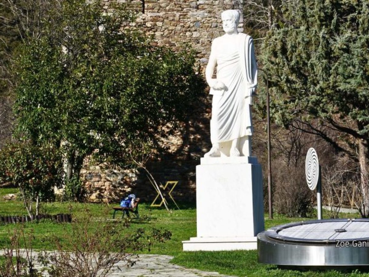 &Omicron; &Alpha;&rho;&iota;&sigma;&tau;&omicron;&tau;έ&lambda;&eta;&sigmaf;, &eta; &kappa;&alpha;&tau;&alpha;&gamma;&omega;&gamma;ή &tau;&omicron;&upsilon; &kappa;&alpha;&iota; &gamma;&iota;&alpha;&tau;ί έ&mu;&epsilon;&iota;&nu;&epsilon; &sigma;&tau;&eta;&nu; &iota;&sigma;&tau;&omicron;&rho;ί&alpha; &omega;&sigmaf; &laquo;&Pi;&alpha;&nu;&epsilon;&pi;&iota;&sigma;&tau;ή&mu;&omicron;&nu;&alpha;&sigmaf;&raquo;