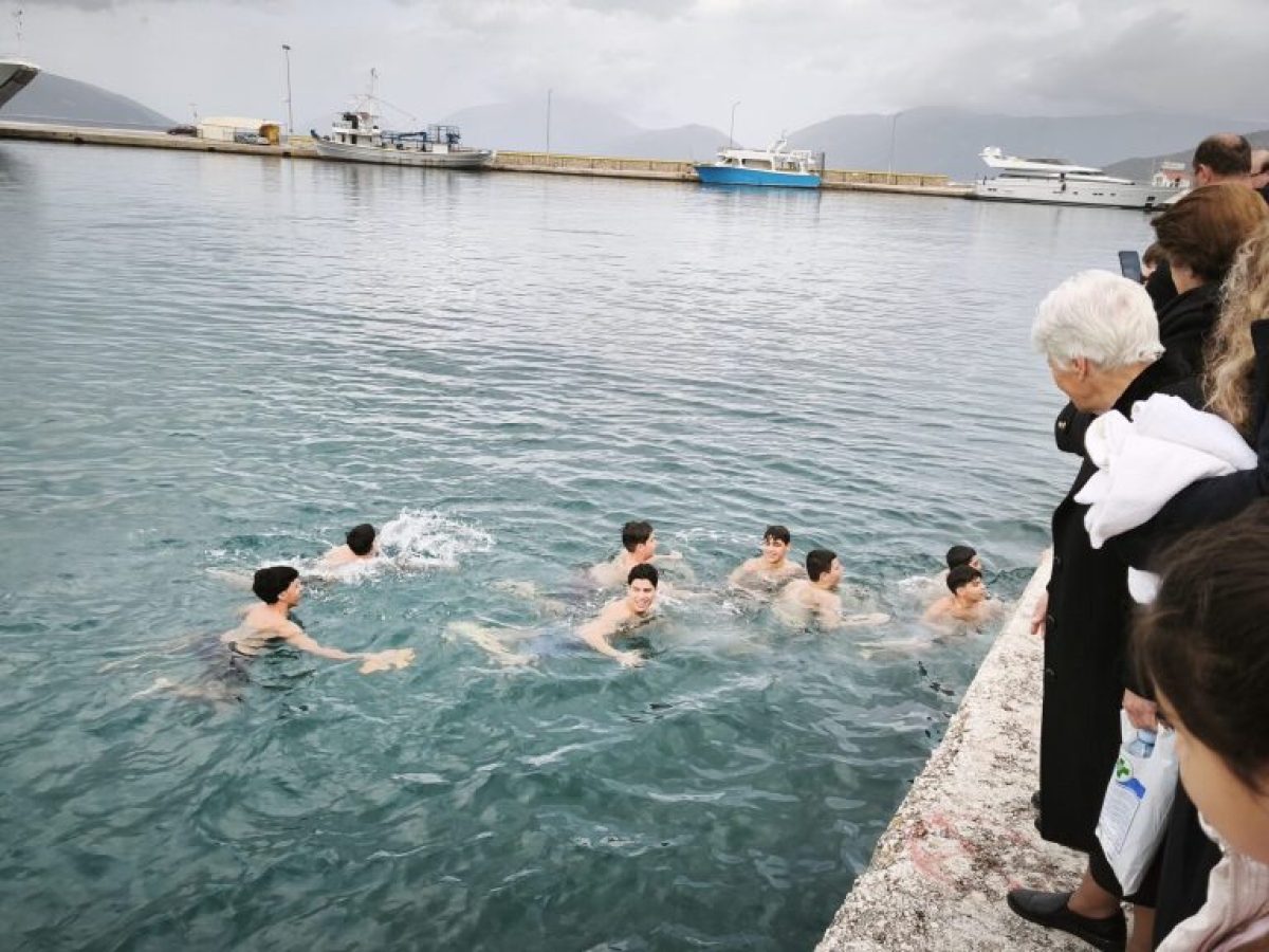 Ο αγιασμός των υδάτων στο λιμάνι της Σάμης
