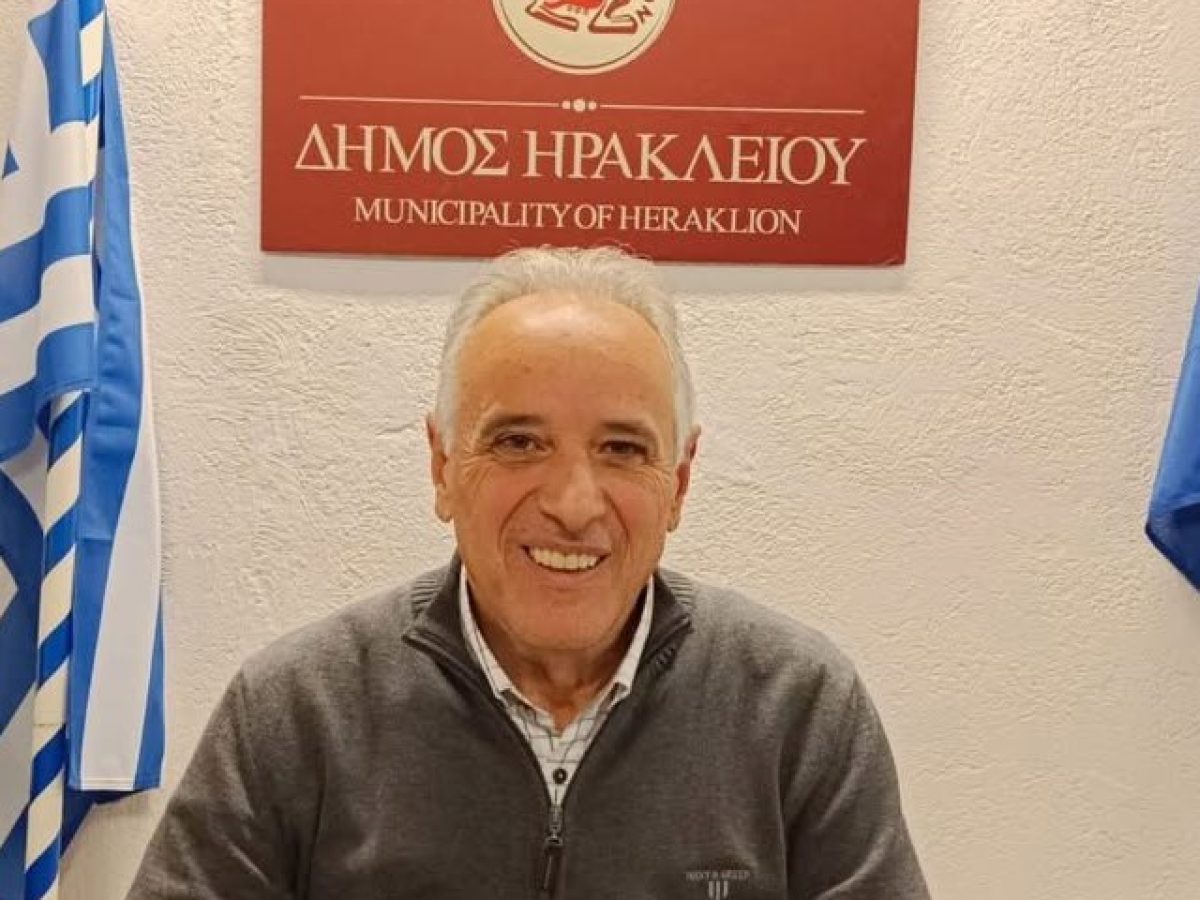 &Omicron; &alpha;&nu;&tau;&iota;&delta;ή&mu;&alpha;&rho;&chi;&omicron;&sigmaf; &pi;&omicron;&upsilon; ή&delta;&eta; &hellip;&nu;&omicron;&sigma;&tau;&alpha;&lambda;&gamma;&epsilon;ί &tau;&omicron;&nu; &Gamma;&iota;ώ&rho;&gamma;&omicron; &Sigma;&iota;&sigma;&alpha;&mu;ά&kappa;&eta;