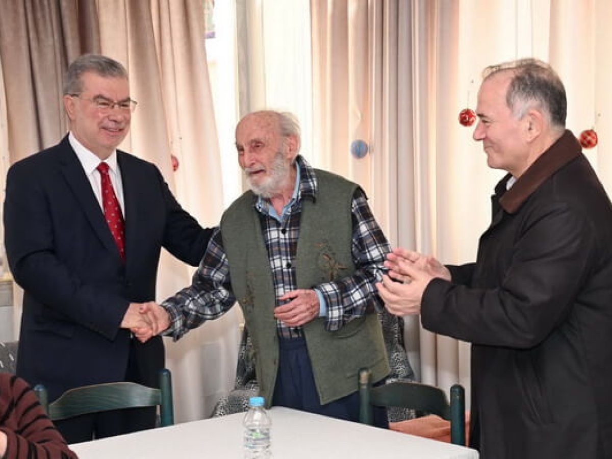 Ο Δήμαρχος με τους παππούδες της Κοινωνικής Μέριμνας Μοσχάτου την Πρωτοχρονιά 2026 (photos)
