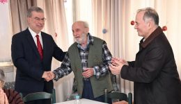 o-dimarchos-me-tous-pappoudes