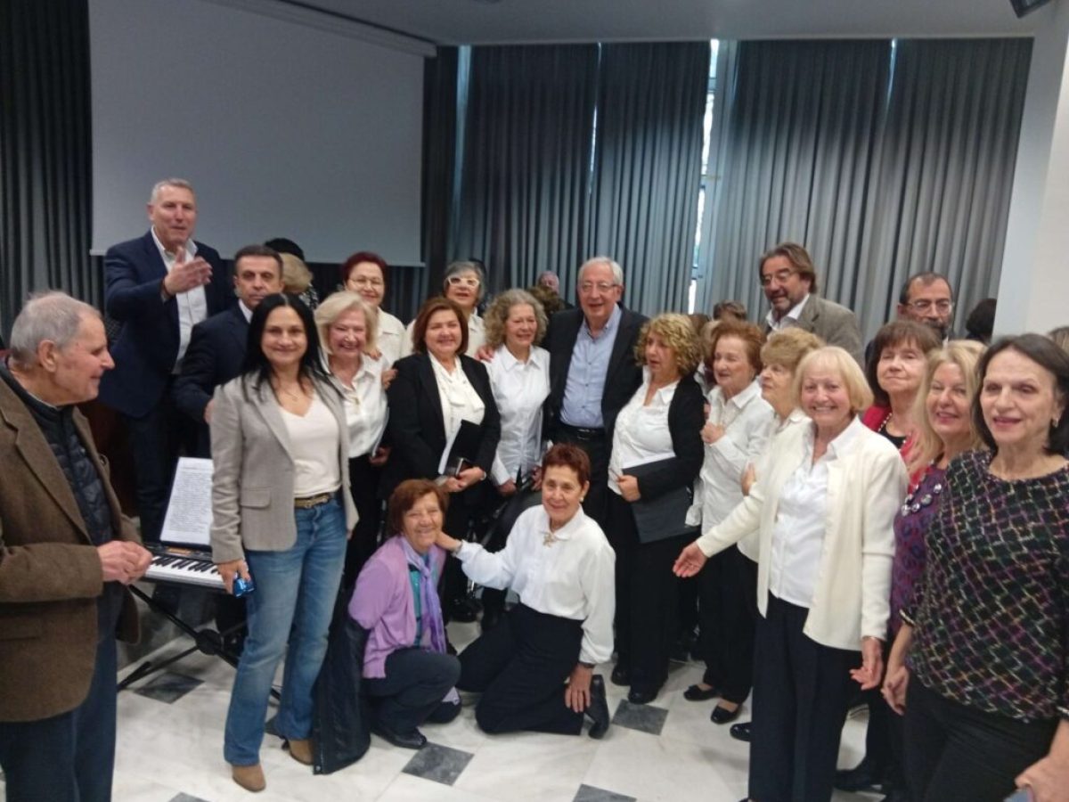 Ο Δήμαρχος Αμαρουσίου Θ. Αμπατζόγλου  έκοψε την Πρωτοχρονιάτικη πίτα των μελών του ΚΑΠΗ, ανταλλάσσοντας μαζί τους εγκάρδιες ευχές για το νέο έτος