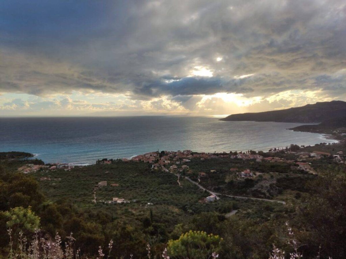 Ο Δήμος Δυτικής Μάνης αποχαιρετά το 2025 με τη Φιλαρμονική του και τις ομορφιές του από ψηλά!