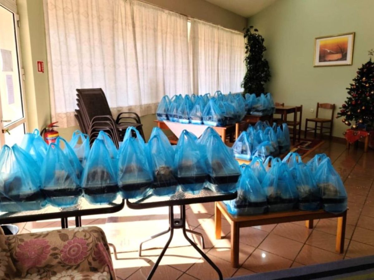 Ο Δήμος Ήλιδας στήριξε πολίτες που είχαν ανάγκη και παρέθεσε εορταστικό γεύμα