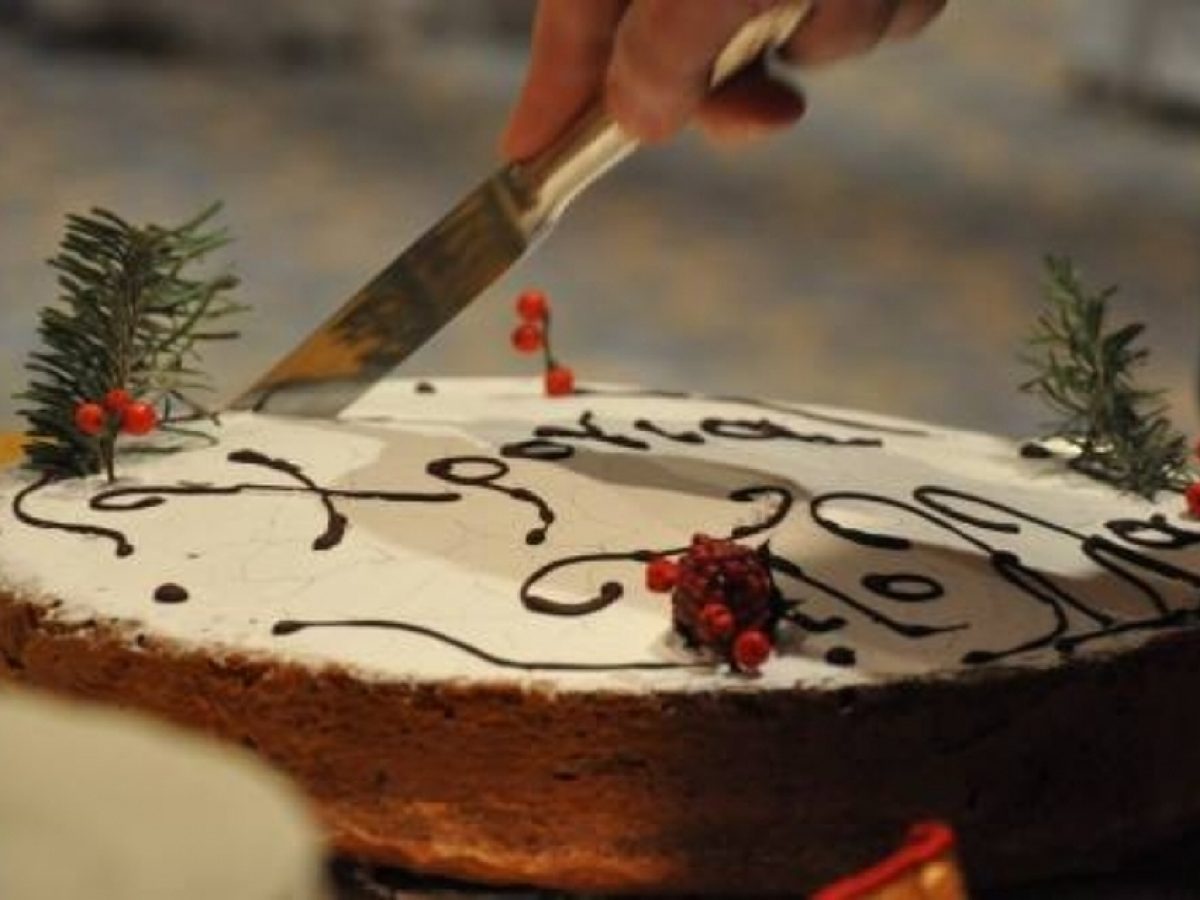 Ο Δήμος Καλαβρύτων κόβει την Πρωτοχρονιάτικη πίτα του