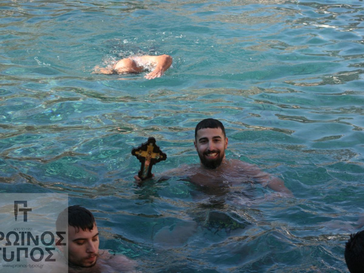 Ο Δραμινός Βασίλης Κωνσταντινίδης ανέσυρε το σταυρό για δεύτερη φορά από τον Κεράτιο κόλπο στο Φανάρι