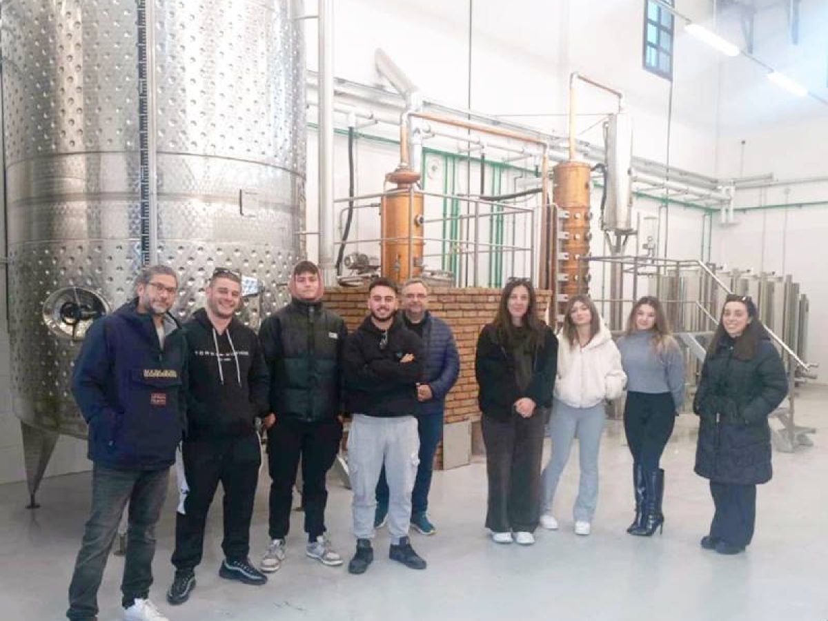 Ο ΕΟΣ Σάμου στηρίζει τις εκπαιδευτικές δράσεις. Υποδέχθηκε στο Οινοποιείο Καρλοβάσου καταρτιζόμενους της ΣΑΕΚ Σάμου