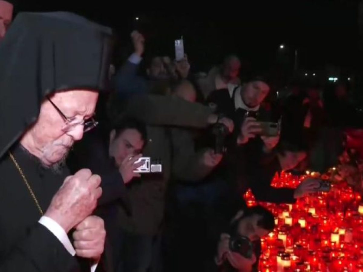 Ο Οικουμενικός Πατριάρχης στην Τούμπα, άναψε κερί στη μνήμη των θυμάτων – “Συγκλονιστήκαμε”