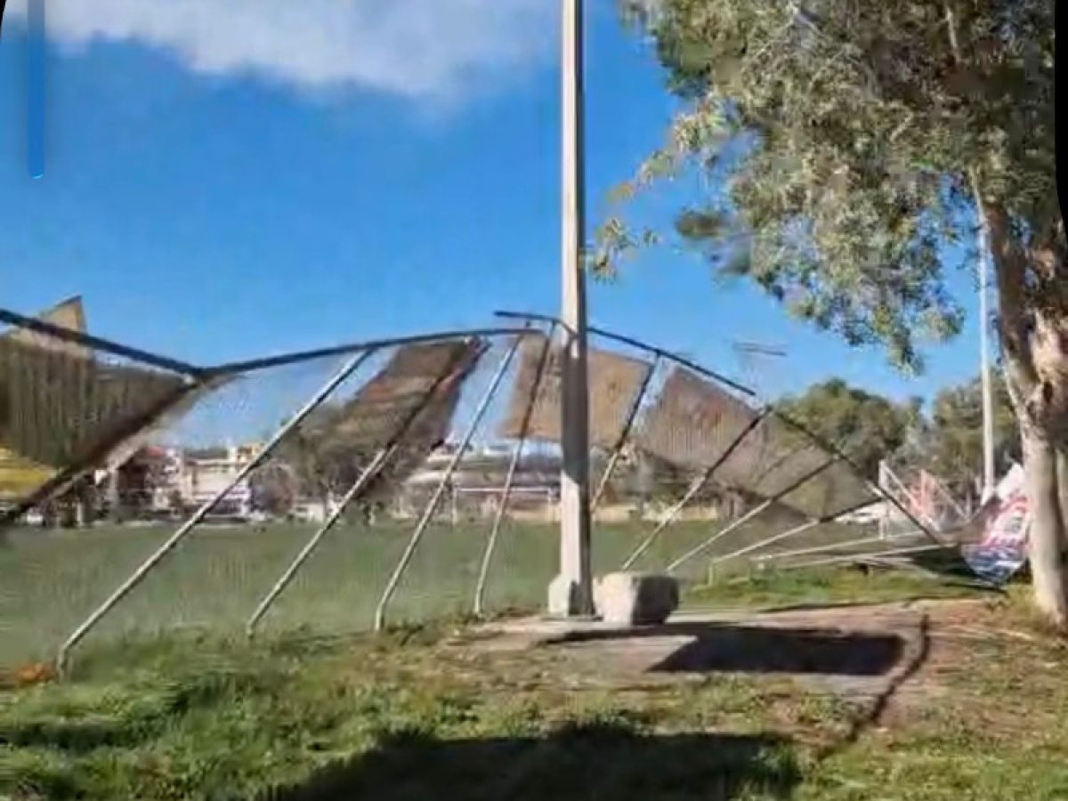 Ο ισχυρός άνεμος έριξε την περίφραξη στο γήπεδο Πάρκου Λαού στη Χαλκίδα