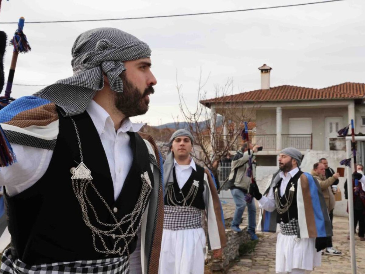 Ο κύκλος των Μωμόγερων κλείνει με γιορτή, σάτιρα και μεγάλη συμμετοχή