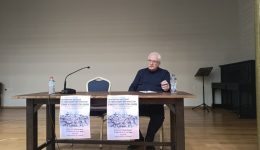 o-kosmos-pou-allazi-mesa