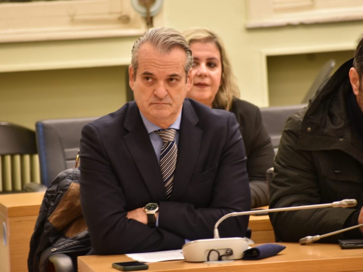 Ο Κώστας Πιστιόλας καταδικάζει «απερίφραστα και χωρίς κανέναν αστερίσκο» το επεισόδιο στο δημαρχείο Αγρινίου
