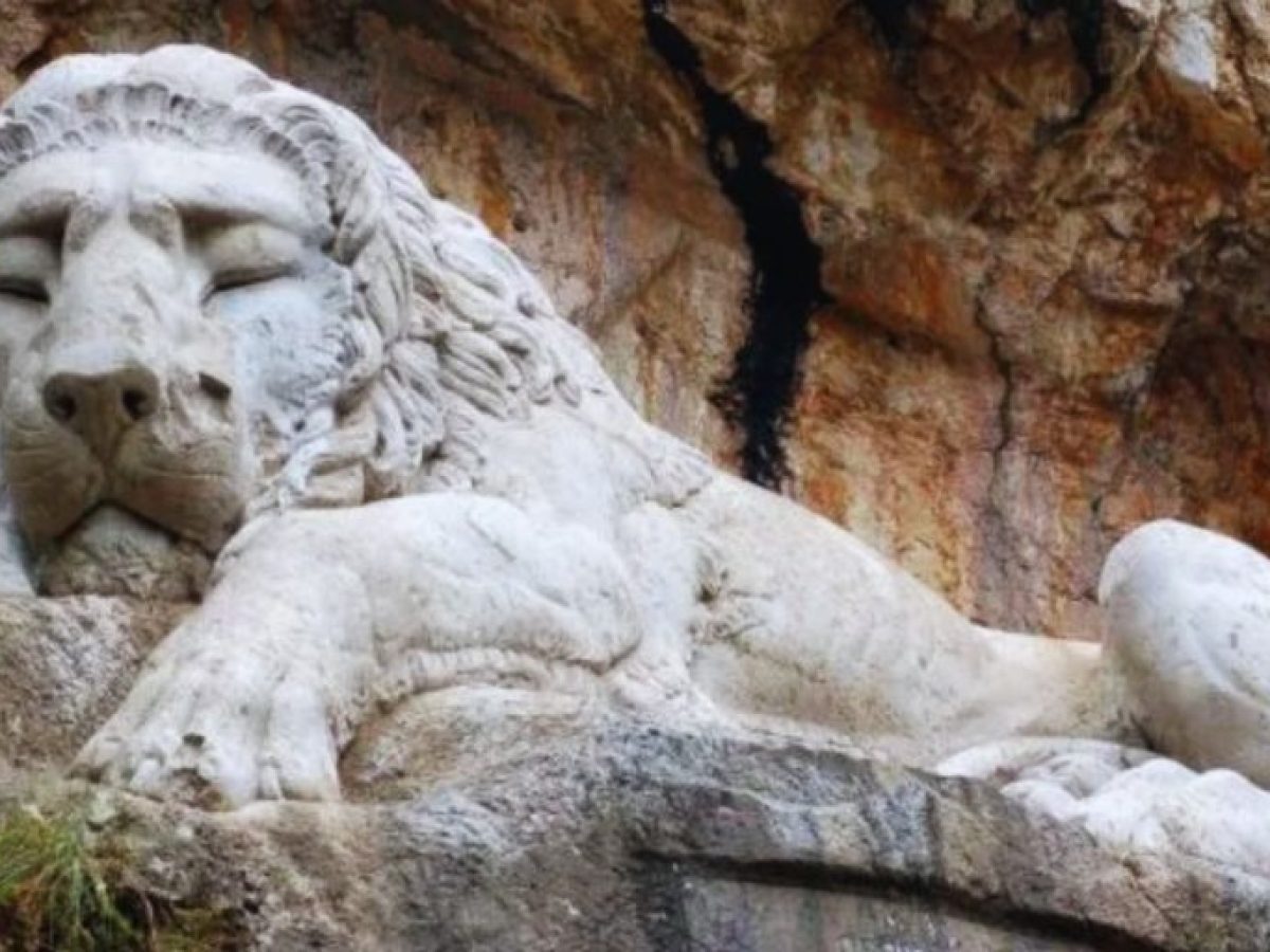 «Ο Λέων του Ναυπλίου»: Ένα τεράστιο λιοντάρι σκαρφαλωμένο σε βράχο