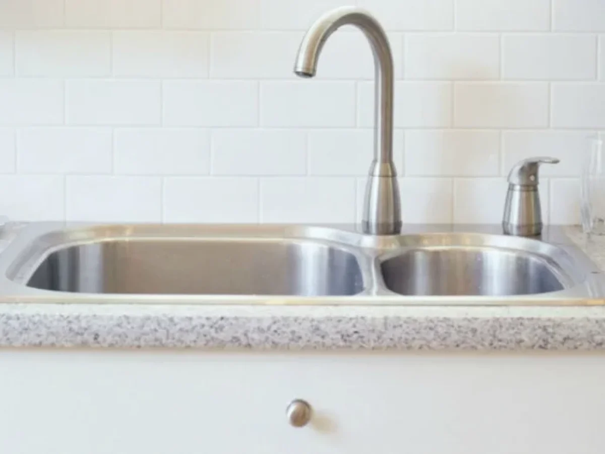 Ο Τέλειος Τρόπος για να Καθαρίσετε τον Νεροχύτη της Κουζίνας σας