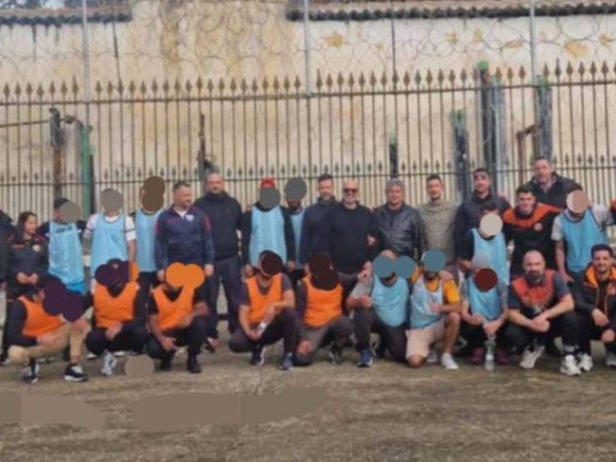 Ο Θιναλιακός έπαιξε μπάλα με τους κρατούμενους των φυλακών