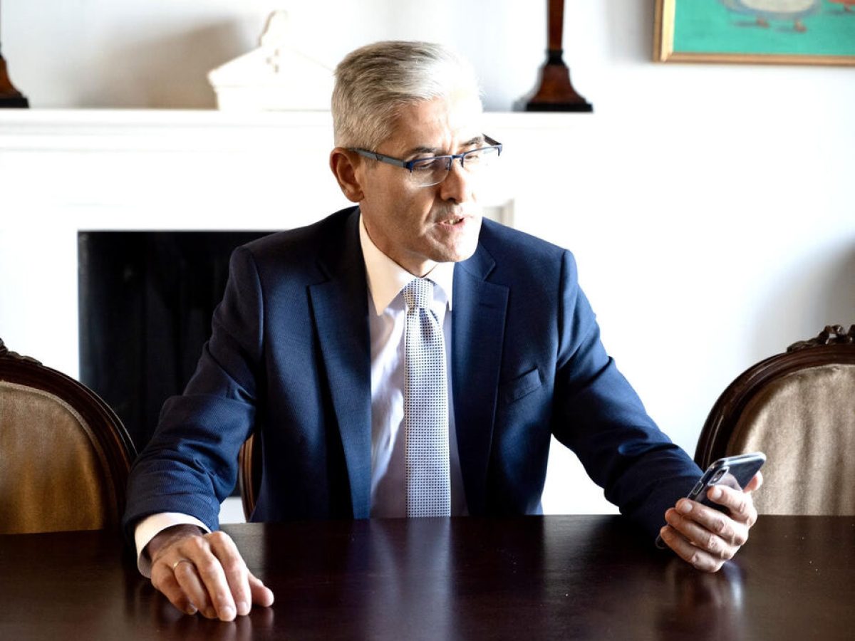 Ο Άγγελος Τσιγκρής προτείνει την απαγόρευση των social media στα παιδιά