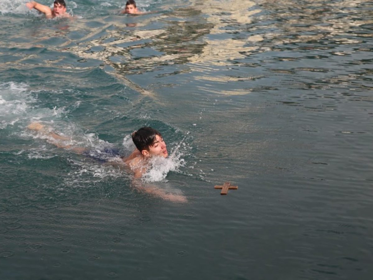 Ο Αγιασμός των Υδάτων στη Ναύπακτο – Πολλοί νέοι έπεσαν για το Σταυρό