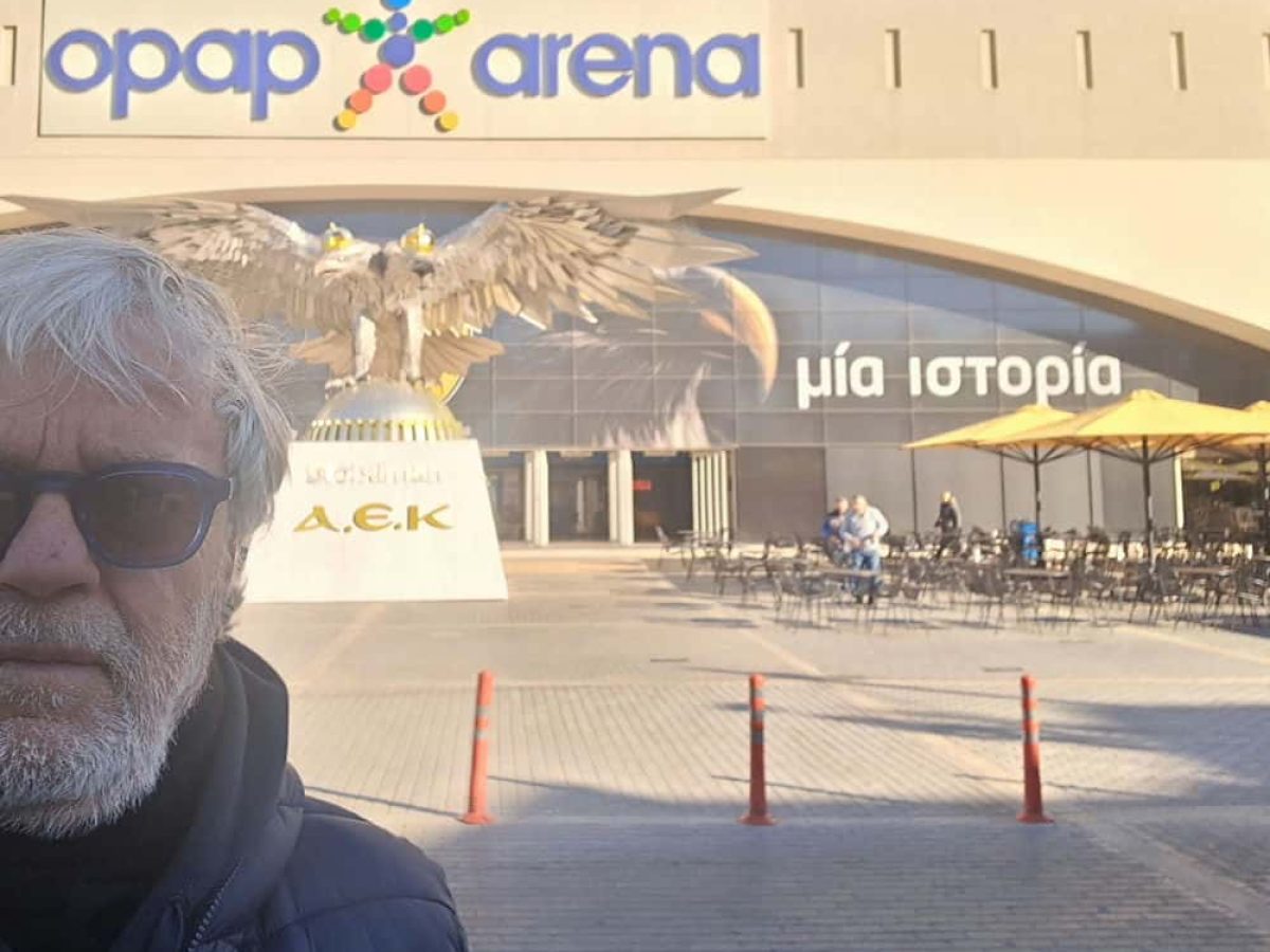 Οπαδός πρώτης γραμμής: Μάμας Χαραμαντάς εξερευνά την ιστορία της ΑΕΚ στο Μουσείο της ομάδας του (video)