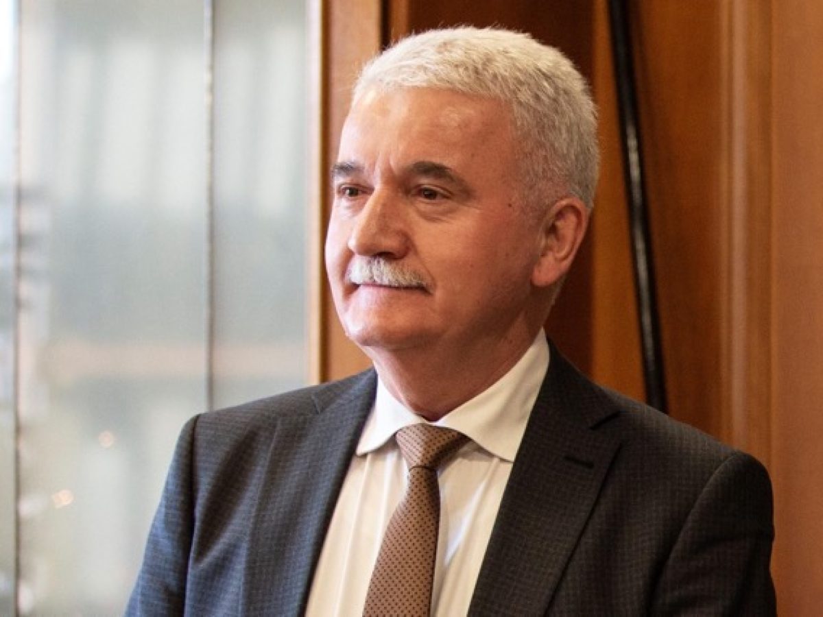 Ό&pi;&omicron;&upsilon; &mu;&epsilon; &kappa;&alpha;&lambda;&omicron;ύ&nu; &pi;ά&omega; &ndash; &delta;&epsilon;&nu; &mu;&epsilon; &kappa;ά&lambda;&epsilon;&sigma;&alpha;&nu;: &omicron; &Theta;&omicron;&delta;&omega;&rho;ή&sigmaf; &Alpha;&lambda;έ&kappa;&omicron;&sigmaf; &mu;&iota;&lambda;ά &alpha;&nu;&omicron;&iota;&chi;&tau;ά &gamma;&iota;&alpha; &tau;&eta; &sigma;&upsilon;&nu;ά&nu;&tau;&eta;&sigma;&eta; &mu;&epsilon; &tau;&omicron;&nu; &Kappa;&omicron;&upsilon;&rho;έ&tau;&alpha; &kappa;&alpha;&iota; &tau;&eta;&nu; &alpha;&pi;&omicron;&upsilon;&sigma;ί&alpha; &tau;&omicron;&upsilon; &ndash; &Tau;&iota; &epsilon;ί&pi;&epsilon; &gamma;&iota;&alpha; &tau;&eta;&nu; &kappa;&alpha; &Nu;&tau;&iota;&nu;&tau;ή &kappa;&alpha;&iota; &tau;&eta;&nu; &pi;&alpha;&rho;&omicron;&mu;&omicron;ί&omega;&sigma;&eta; &mu;&epsilon; &tau;&omicron;&nu; &Delta;&alpha;&phi;έ&rho;&mu;&omicron;