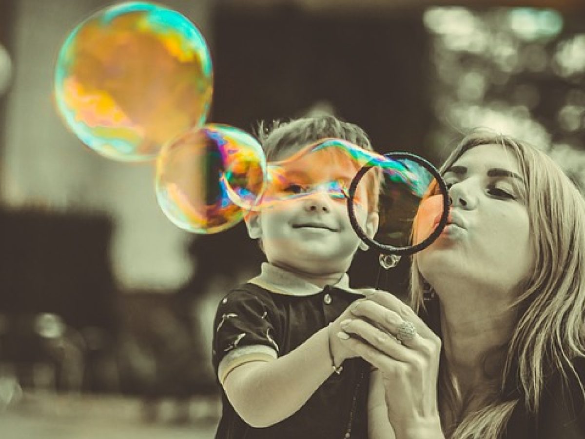 Ό&rho;&iota;&alpha; &sigma;&tau;&eta; &sigma;&chi;έ&sigma;&eta; &gamma;&omicron;&nu;έ&alpha;&ndash;&pi;&alpha;&iota;&delta;&iota;&omicron;ύ: &epsilon;&kappa;&epsilon;ί &pi;&omicron;&upsilon; &eta; &alpha;&gamma;ά&pi;&eta; &chi;&rho;&epsilon;&iota;ά&zeta;&epsilon;&tau;&alpha;&iota; &pi;&lambda;&alpha;ί&sigma;&iota;&omicron;-&Gamma;&rho;ά&phi;&epsilon;&iota; &omicron; &psi;&upsilon;&chi;&omicron;&lambda;ό&gamma;&omicron;&sigmaf; &Gamma;&iota;ά&nu;&nu;&eta;&sigmaf; &Xi;&eta;&nu;&tau;ά&rho;&alpha;&sigmaf;