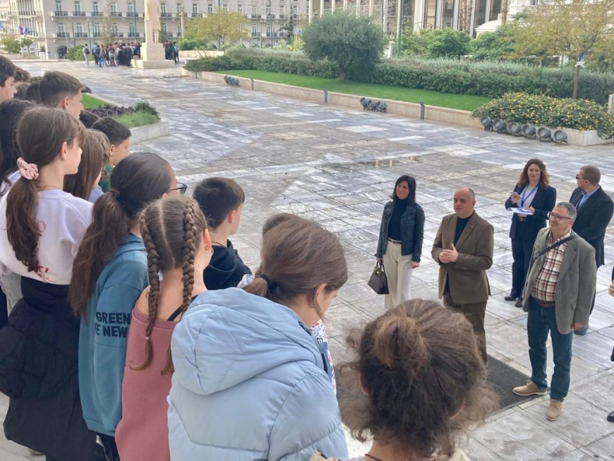 Όταν η Δημοκρατία συναντά τα παιδικά χαμόγελα – Μαθητές της Νίκαιας Λάρισας στη Βουλή με τον Χρήστο Καπετάνο