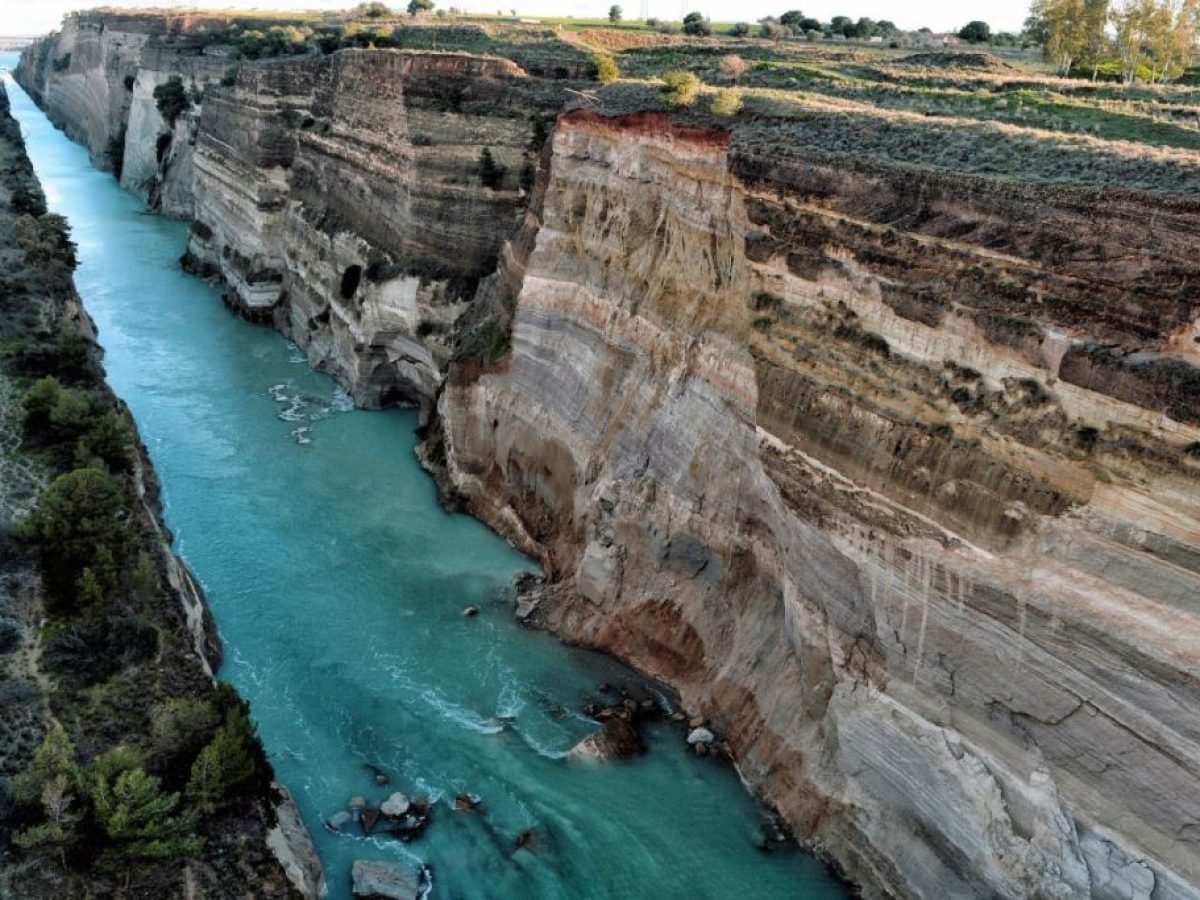 «Όταν ο Ισθμός μπλόκαρε σκόπιμα: τα βαγόνια που ρίχτηκαν για να σταματήσουν τη ναυσιπλοΐα»