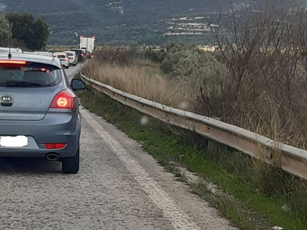 Ουρές χιλιομέτρων στην παλαιά εθνική οδό Κορίνθου – Άργους  – Με μεγάλη ταλαιπωρία η επιστροφή των εκδρομέων  (VIDEO)