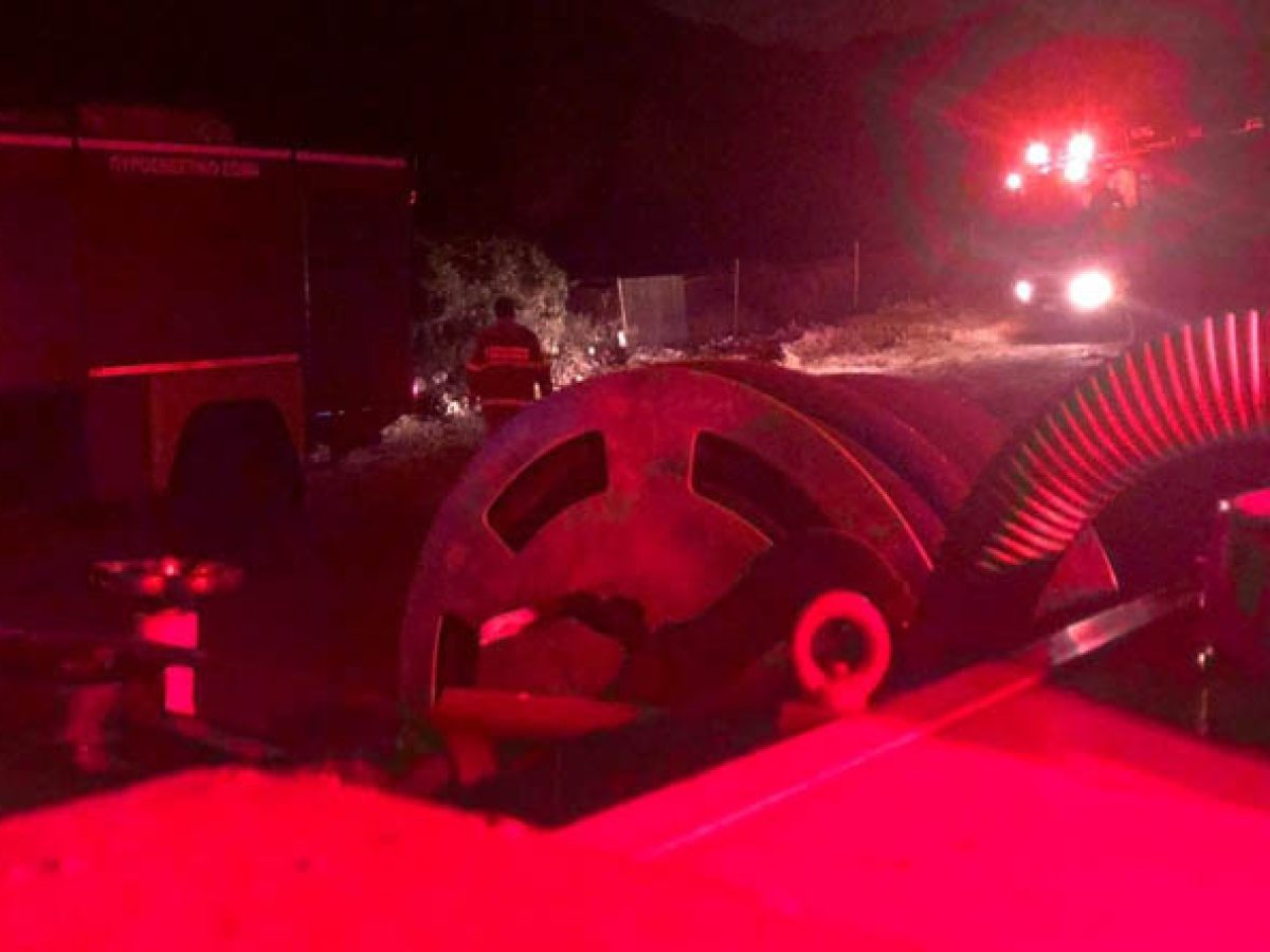 Παλλήνη: Φωτιά σε όχημα με ξυλεία – Κινδύνευσε κατοικία!