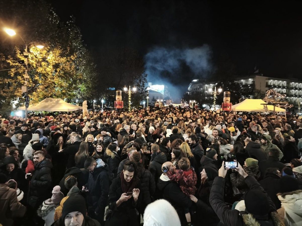 Πανδαισία βεγγαλικών για τον νέο χρόνο