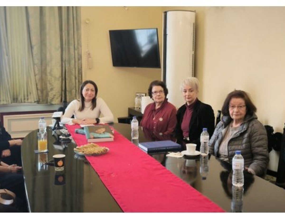 Παράδοση της αυτοβιογραφίας της Άννας Σαρρή-Καραμπεσίνη από την Έπαρχο Κω-Νισύρου σε πολιτιστικούς συλλόγους του νησιού