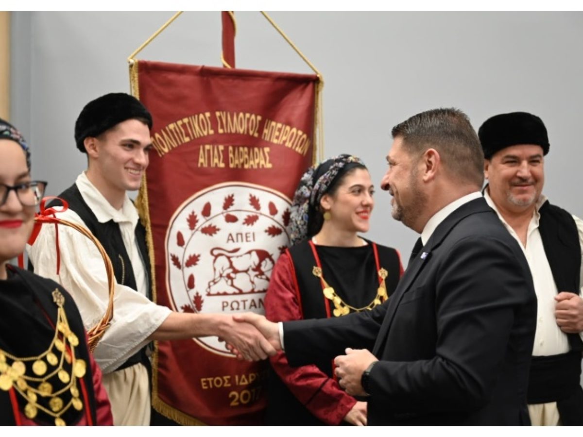 Παραδοσιακά πρωτοχρονιάτικα κάλαντα από πολιτιστικούς και αθλητικούς συλλόγους στον περιφερειάρχη Νίκο Χαρδαλιά