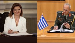 paramenoun-se-pliri-litourgia-ta