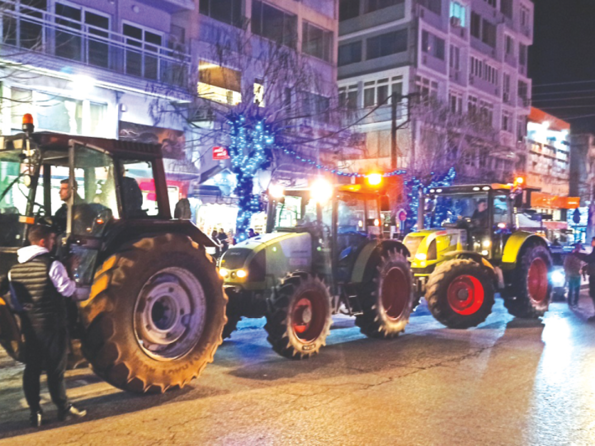 Παραμένουν τα μπλόκα αλλά επίκειται συνάντηση με τον Πρωθυπουργό