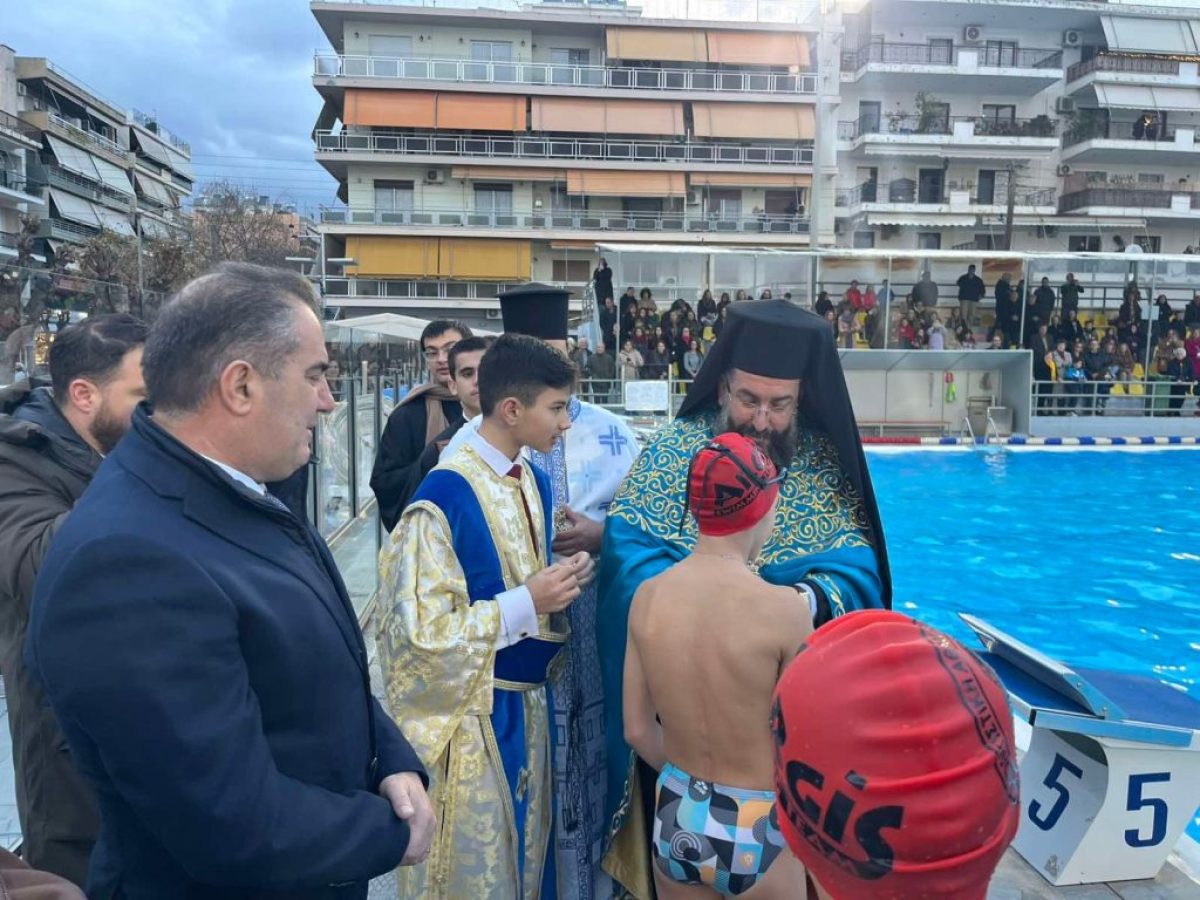 Παραμονή των Φώτων: Aγιασμός των Υδάτων στο Κολυμβητήριο Καλαμάτας-11χρονος έπιασε τον Σταυρό