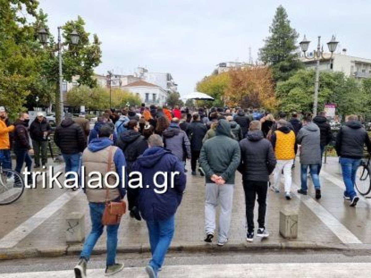 Παράσταση διαμαρτυρίας για την κλήση σε απολογία απεργών εκπαιδευτικών