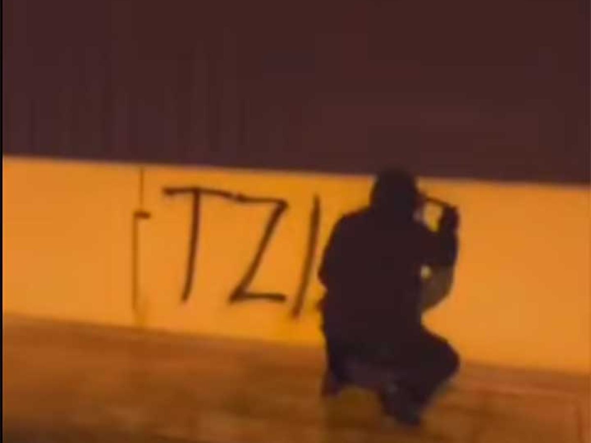 Παρέμβαση Ρουβίκωνα στο σπίτι του ιδιοκτήτη της «Βιολάντα» στα Τρίκαλα