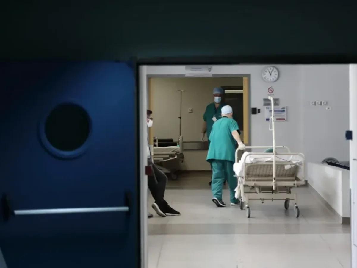 Πατησίων: Χειρουργήθηκε η 15χρονη μετά την πτώση σταυρού φαρμακείου στο κεφάλι της